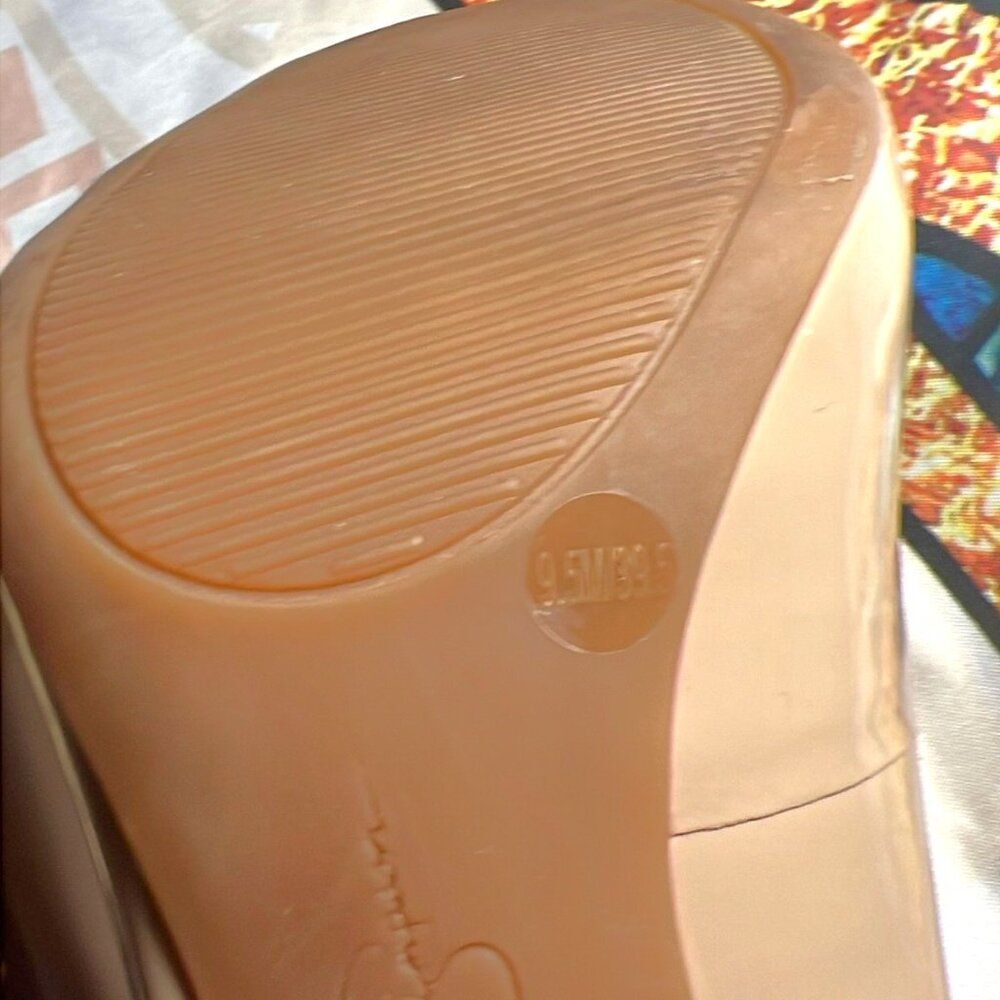 Jessica Simpson Beige Tan Patent Faux Leather Heels - Sz 9 1/2 - Picture 7 of 12